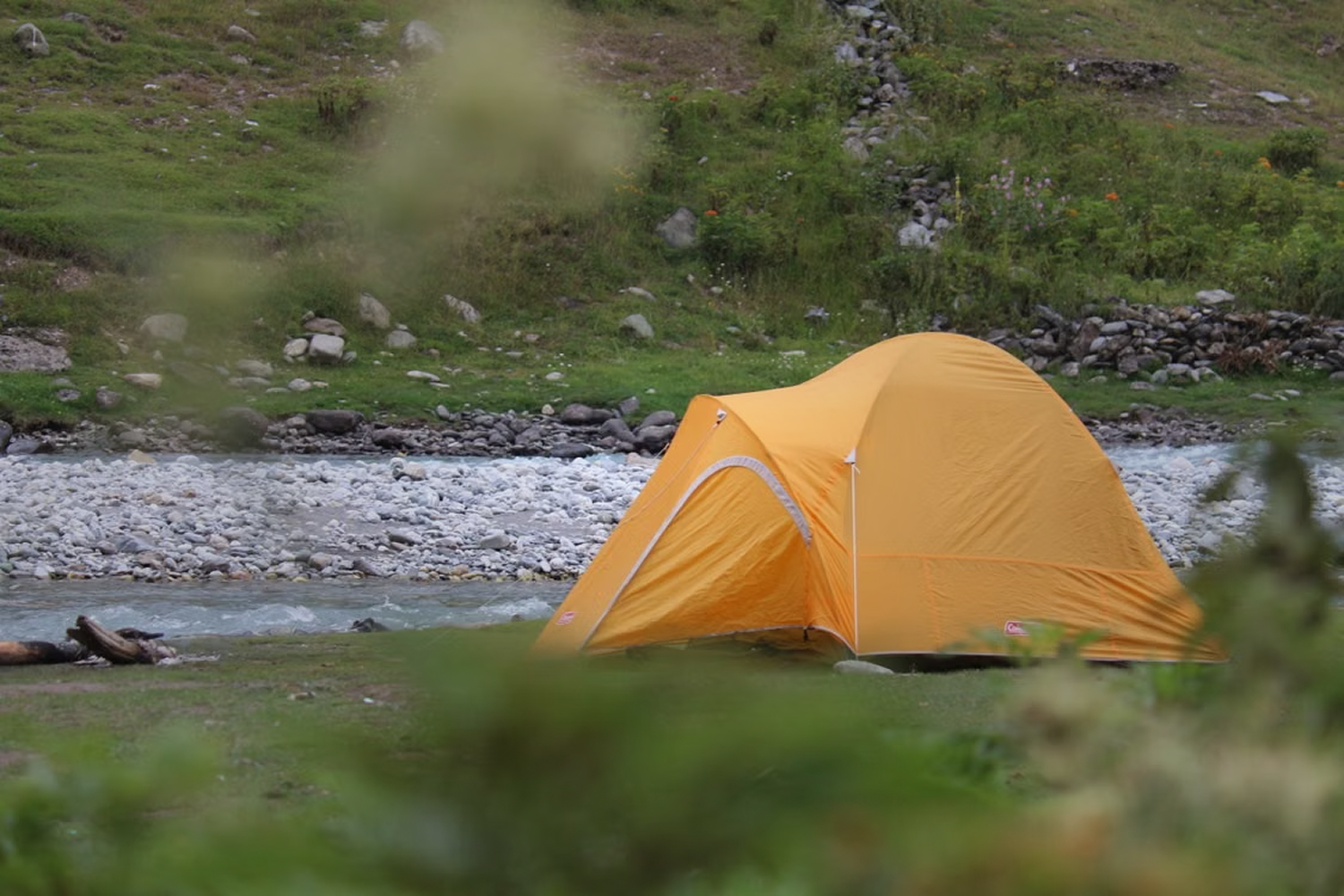Tent bij een stromende rivier